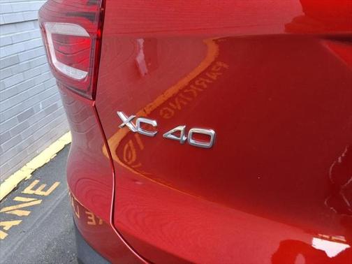 2023 Volvo XC40 B5 Ultimate Dark Theme