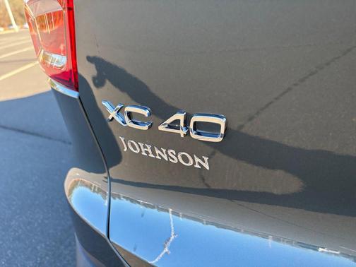 2026 Volvo XC40 Ultra, B5 AWD Gas (mild hybrid), Dark