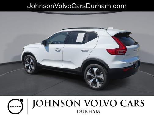 Crystal White Metallic 2023 Volvo XC40 B5 Plus Dark Theme