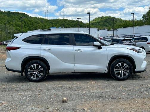 Pearl 2023 Toyota Highlander XLE