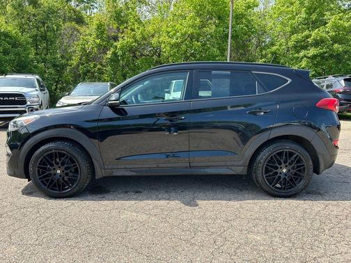 Black Noir Pearl 2017 Hyundai TUCSON Night