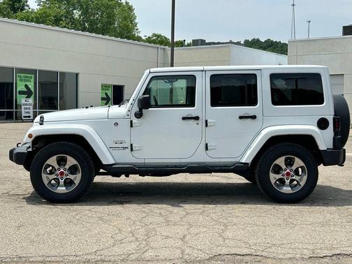 Bright White Clearcoat 2018 Jeep Wrangler JK Unlimited Sahara