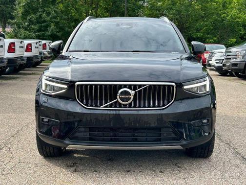 Onyx Black Metallic 2023 Volvo XC40 B5 Plus Bright Theme
