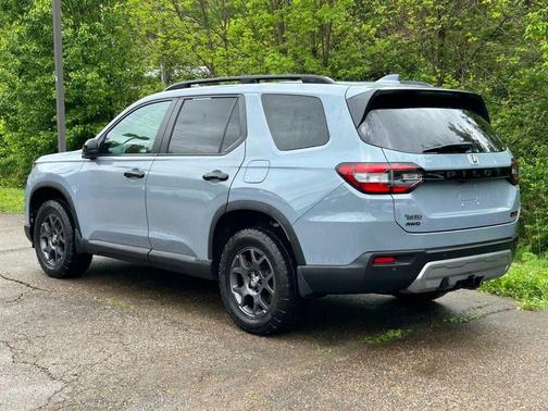 Gray 2025 Honda Pilot TrailSport