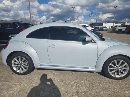 Platinum Gray Metallic 2017 Volkswagen Beetle 1.8T SE
