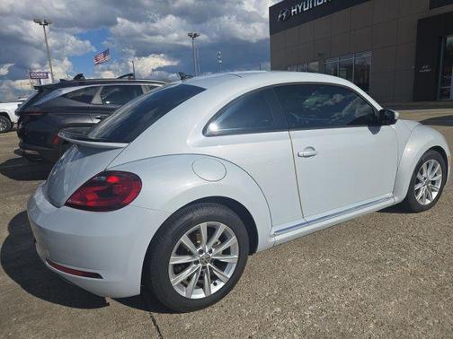 Platinum Gray Metallic 2017 Volkswagen Beetle 1.8T SE