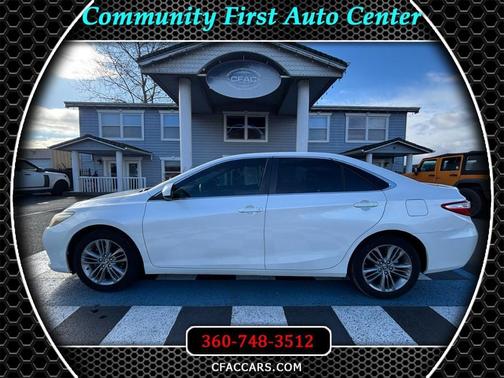 White 2016 Toyota Camry SE Sedan