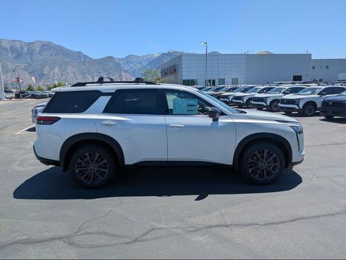 Everest White Pearl Tricoat 2026 Nissan Pathfinder SL