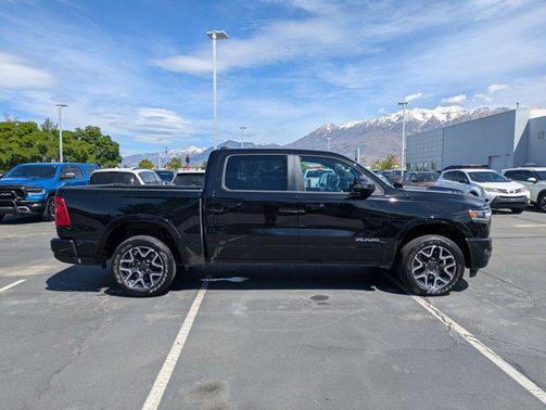 Diamond Black Crystal Pearlcoat 2025 RAM 1500 Laramie