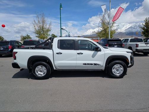 Glacier White 2024 Nissan Frontier SV