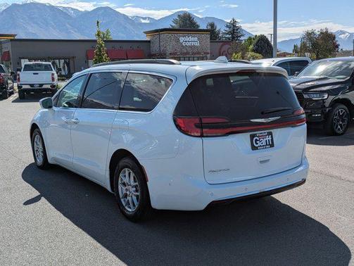 Bright White Clearcoat 2022 Chrysler Pacifica Touring L