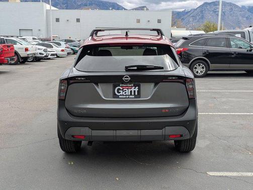 Gun Metallic/Scarlet Ember Tintcoat 2026 Nissan Kicks SR
