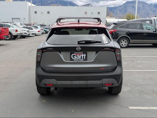 Gun Metallic/Scarlet Ember Tintcoat 2026 Nissan Kicks SR