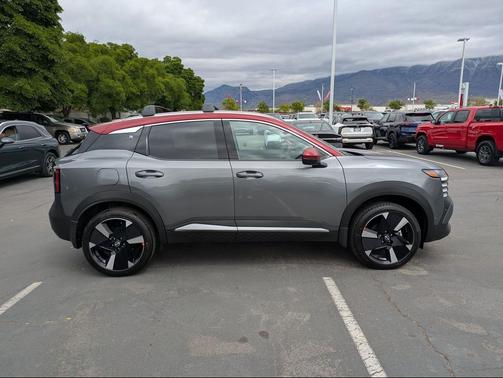 Gun Metallic/Scarlet Ember Tintcoat 2026 Nissan Kicks SR