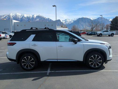 Everest White Pearl Tricoat/Super Black 2026 Nissan Pathfinder Platinum