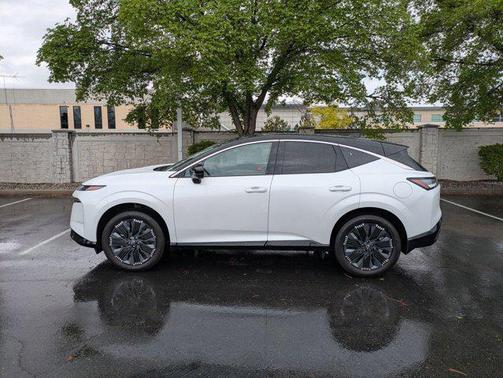 Everest White Pearl Tricoat/Super Black 2026 Nissan Murano Platinum