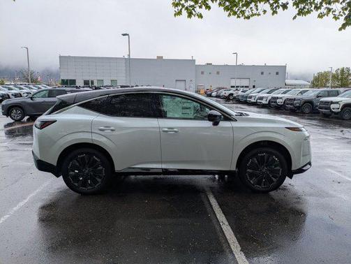 Everest White Pearl Tricoat/Super Black 2026 Nissan Murano Platinum