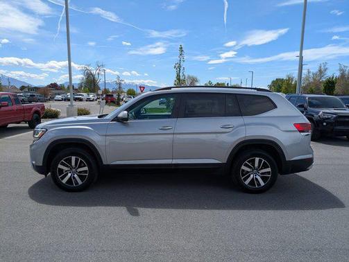 Pyrite Silver Metallic 2022 Volkswagen Atlas 2.0T SE