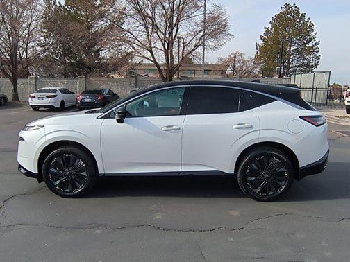 Everest White Pearl Tricoat/Super Black 2026 Nissan Murano Platinum