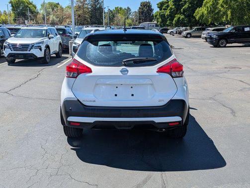 Aspen White/Super Black 2020 Nissan Kicks SR