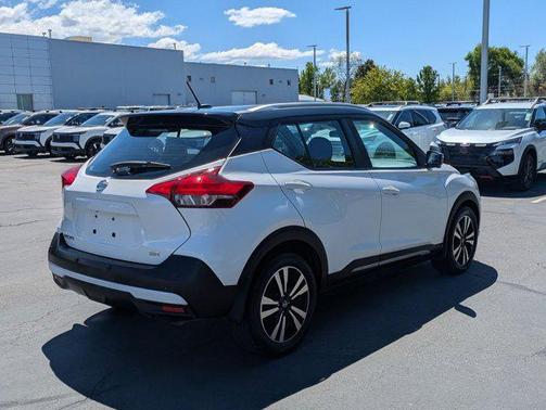 Aspen White/Super Black 2020 Nissan Kicks SR