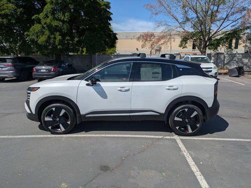 Aspen White Tricoat/Super Black 2026 Nissan Kicks SR