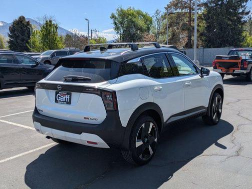Aspen White Tricoat/Super Black 2026 Nissan Kicks SR