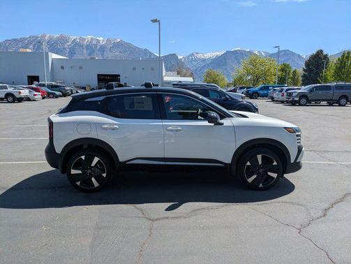Aspen White Tricoat/Super Black 2026 Nissan Kicks SR