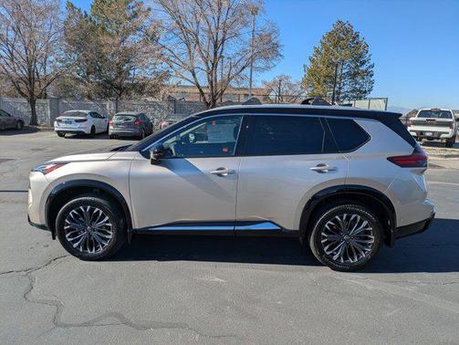 Champagne Silver Metallic/Super Black 2026 Nissan Rogue Platinum