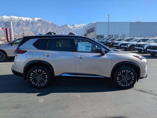 Champagne Silver Metallic/Super Black 2026 Nissan Rogue Platinum