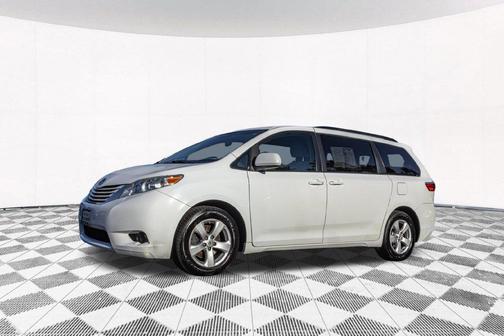 Super White 2015 Toyota Sienna LE