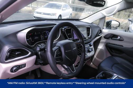 Silver Mist Clearcoat 2024 Chrysler Pacifica Hybrid Select
