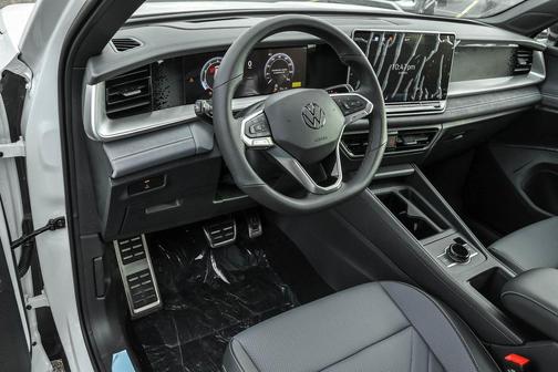 2025 Volkswagen Tiguan 2.0T SE R-Line Black