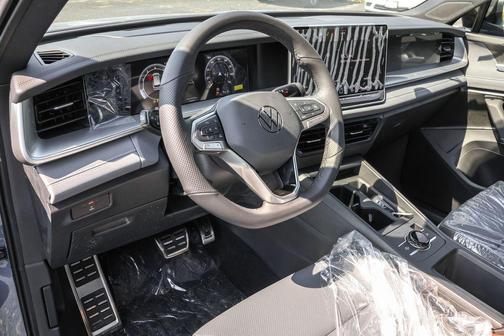 2025 Volkswagen Tiguan 2.0T SE R-Line Black
