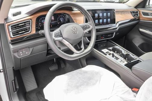 2025 Volkswagen Atlas 2.0T SE