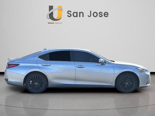 Iridium 2022 Lexus ES 300h Base