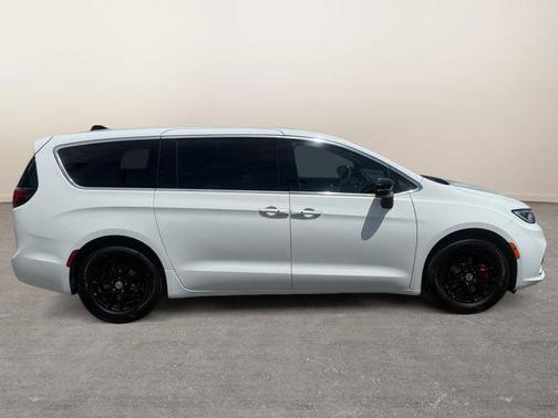 2025 Chrysler Pacifica L