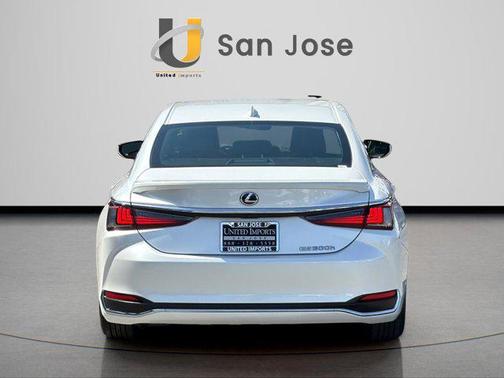 Eminent White Pearl 2022 Lexus ES 300h Base