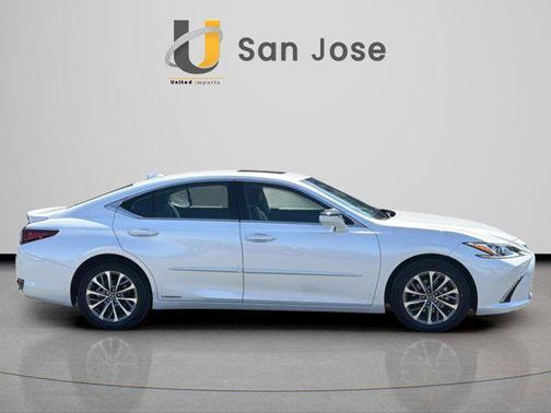 Eminent White Pearl 2022 Lexus ES 300h Base