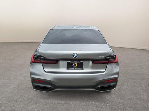 2022 BMW 740 i