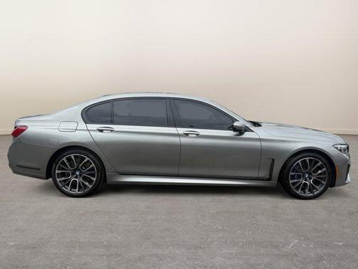 2022 BMW 740 i