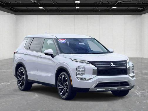 Silver 2024 Mitsubishi Outlander SE
