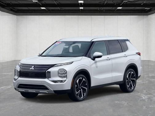 Silver 2024 Mitsubishi Outlander SE