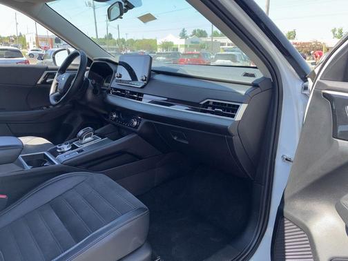 Silver 2024 Mitsubishi Outlander SE