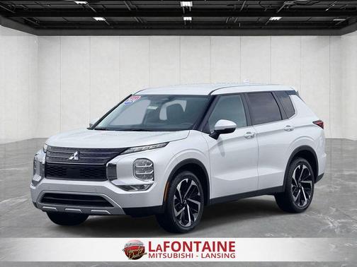 Silver 2024 Mitsubishi Outlander SE