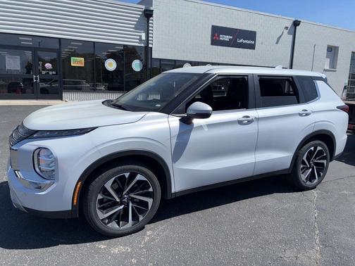 Silver 2024 Mitsubishi Outlander SE