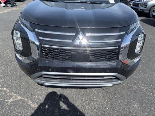 Black 2025 Mitsubishi Outlander SE