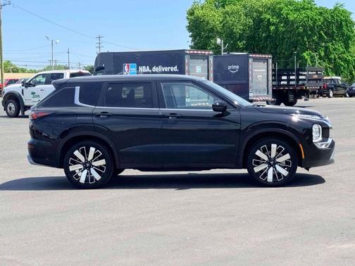 Black 2025 Mitsubishi Outlander SE