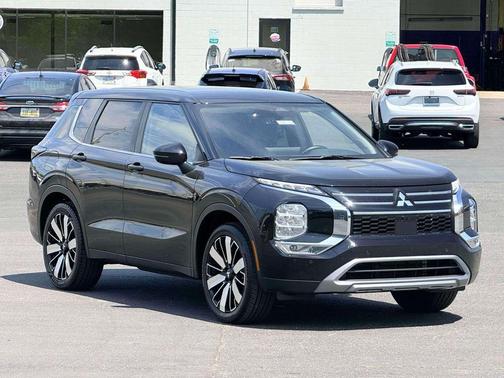 Black 2025 Mitsubishi Outlander SE