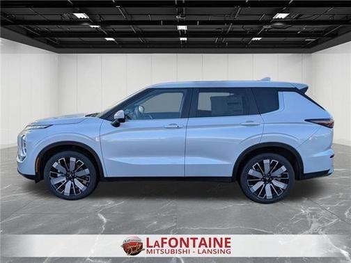Diamond White 2026 Mitsubishi Outlander SE
